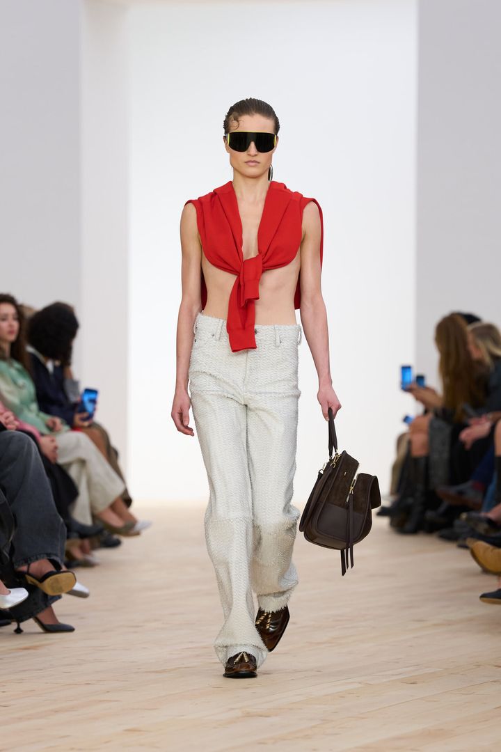 LOEWE_ SS26_WW_SHOW_RUNWAY_LOOK_2_FRONT_RGB_CROPPED_2x3_02.jpg