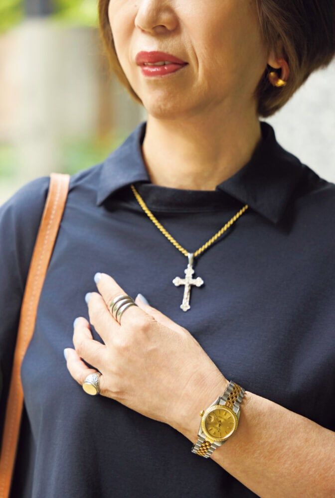 アクセサリーはゴールドとシルバーをミックスし、トレンド感を