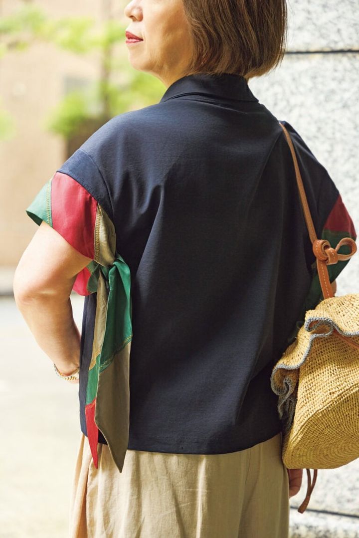 袖がサテンのリボンを巻いたようなデザインのトップスは、後ろから見ても可愛い！