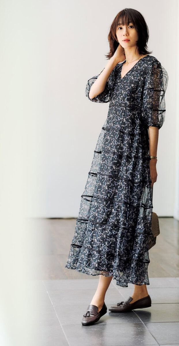 ワンピース16万5000円（マーレット／リトルリーグ インク） チェーンバッグ5万600円（ノアム ハザン／ティースクエア プレスルーム） ネックレス3万4100円、ピアス2万4200円（ともにテンプル オブ ザ サン／ジャック・オブ・オール・トレーズ プレスルーム） バングル8万4700円（ガルニ／ガルニ東京店）