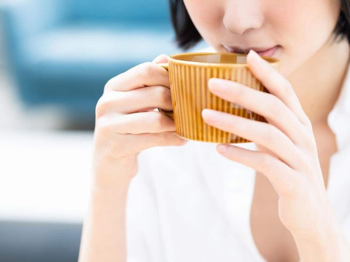 ダイエット中、食事の量や栄養バランスには気を付けていても、「飲み物」はつい見落としがち。飲み物が体重が減らない原因になっていることも少なくありません。今回は、ダイエット中に避けたい「太りやすい飲み物」と代わりに選びたい飲み物をご紹介します。