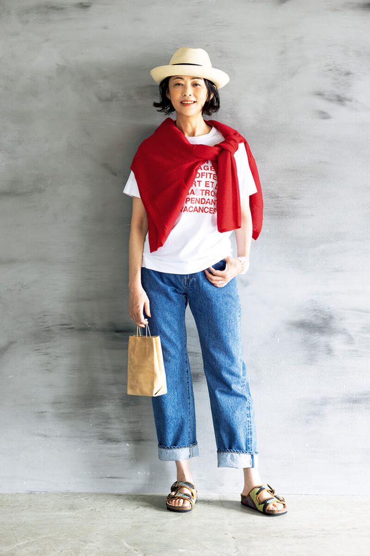 Tシャツ ￥13,200／シップス プライマリー ネイビー レーベル、デニムパンツ￥19,800／セット × シップス プライマリー ネイビー レーベル（ともにシップス インフォメーションセンター）、帽子￥55, 000／ボルサリーノ（中央帽子）、ブレスレット￥45,760／ ボロン（ロードス）、バッグ￥104, 500／ドメスティック（アッシュ・ペー・フランス）、サンダル￥35,200／キリムアーツ（フラッパーズ）