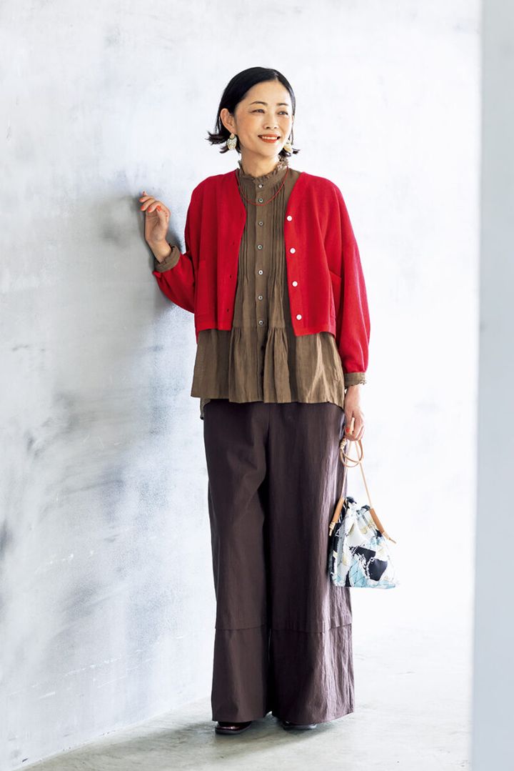 ブラウス￥50 ,600／スズキ タカユキ、パンツ￥36 ,300／プレインピープル（プレインピープル 青山）、ネックレス￥3 ,300 ／ボワット ドゥ マコ、ピアス￥68 ,200／ボロン（ともにロードス）、バッグ￥14 ,300 ／マニプリ、シューズ￥24 ,200 ／トラベルシューズ（プリュス バイ ショセ）