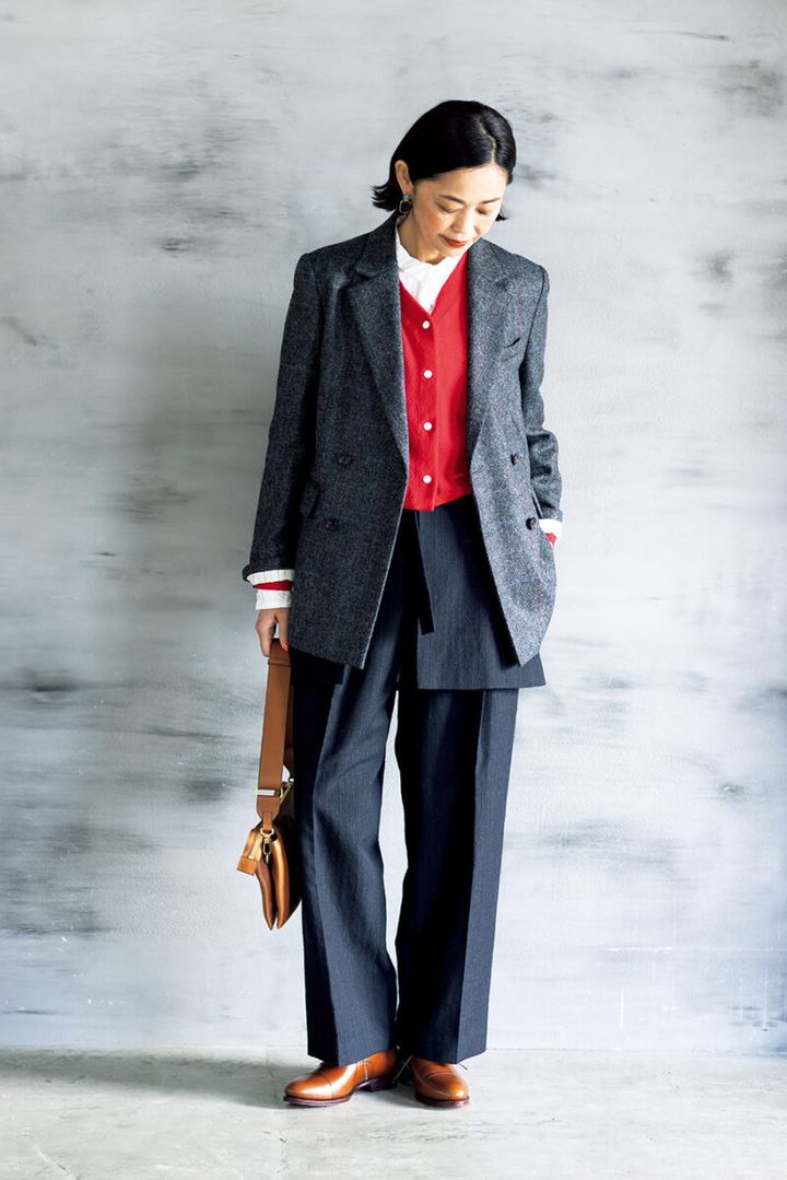 ジャケット￥71 ,500 ／マカフィー（トゥモローランド）、シャツ￥31 ,900 ／パドカレ（パドカレ六本木）、オーバースカート付きパンツ￥53 ,900 ／プレインピープル（プレインピープル 青山）、ピアス￥8 ,200 ／ミーナジェムス（ロードス）、バッグ￥39 ,600／オルセット（オルサ）、シューズ￥39 ,600 ／ジャランスリウァヤ（ジャランスリウァヤ 日本橋）