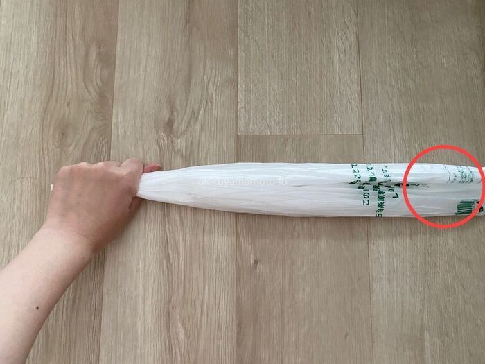 レジ袋は畳みません！「超コンパクト」な結び方。立ったままで簡単にできちゃいます♪