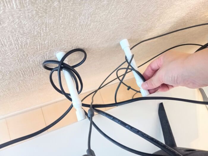 【100均】ミニ突っ張り棒をまさかの場所に使ったら…想像以上にスッキリ＆快適だった♡