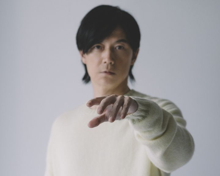 映画『新解釈・幕末伝』主題歌を担当する福山雅治 width=