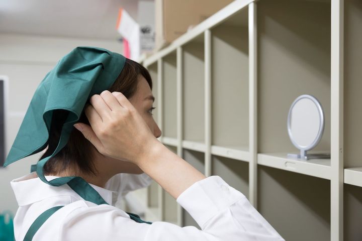 スキマバイトの就業時、集合時間から始業時間までの時間帯について、給与が支払われないのは問題？（画像はイメージ）