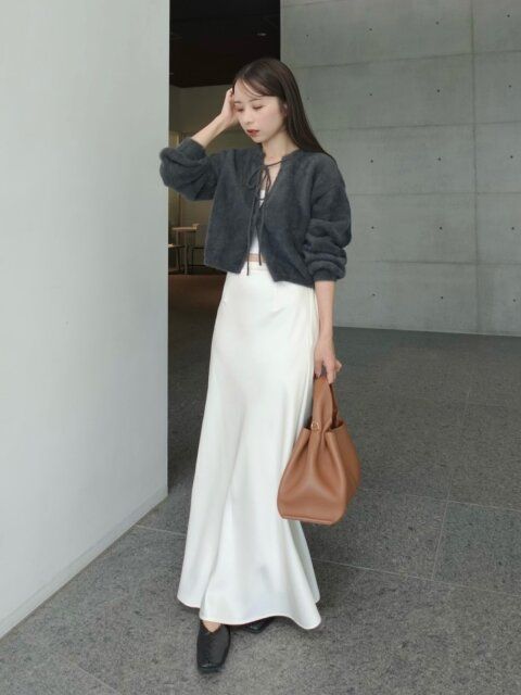 シャギーカーディガン×サテンスカートコーデ