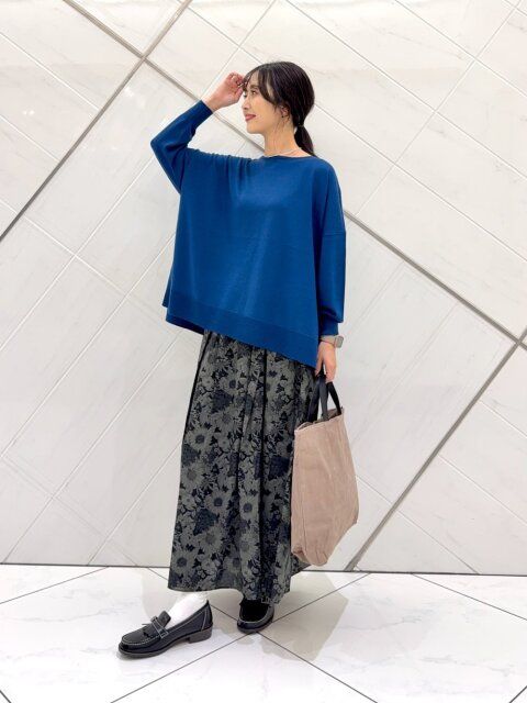 ブルーニット×プリントスカートでエレガントコーデ