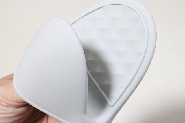 ダイソーの凹凸のあるシリコーン鍋つかみ