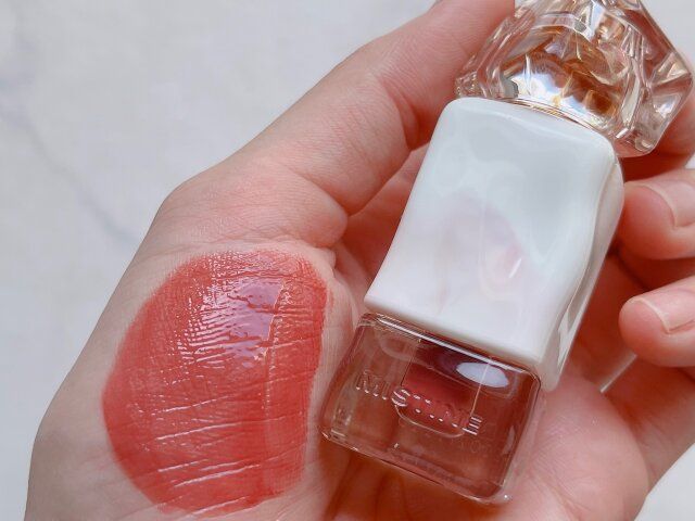 MISTINE タイラテジューシーグロス J03 ローズピンクのさざ波 手の平に付ける