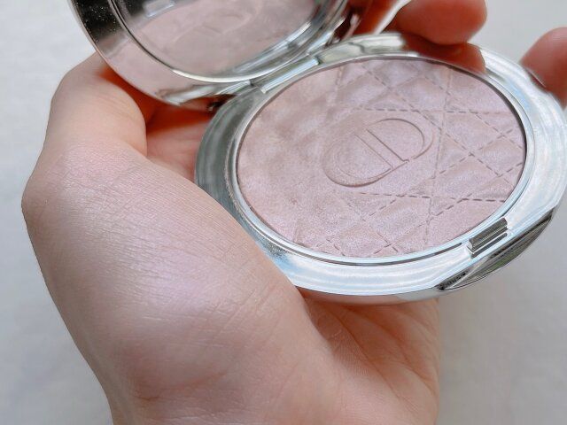 ディオール スキンフォーエヴァーグロウルミナイザー 03 ピンクヘイロー 手の平に付ける