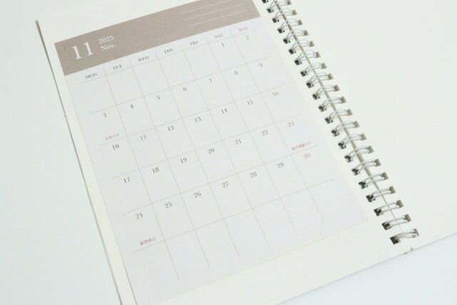 ダイソーのカレンダーシール 縦 シンプルは大判