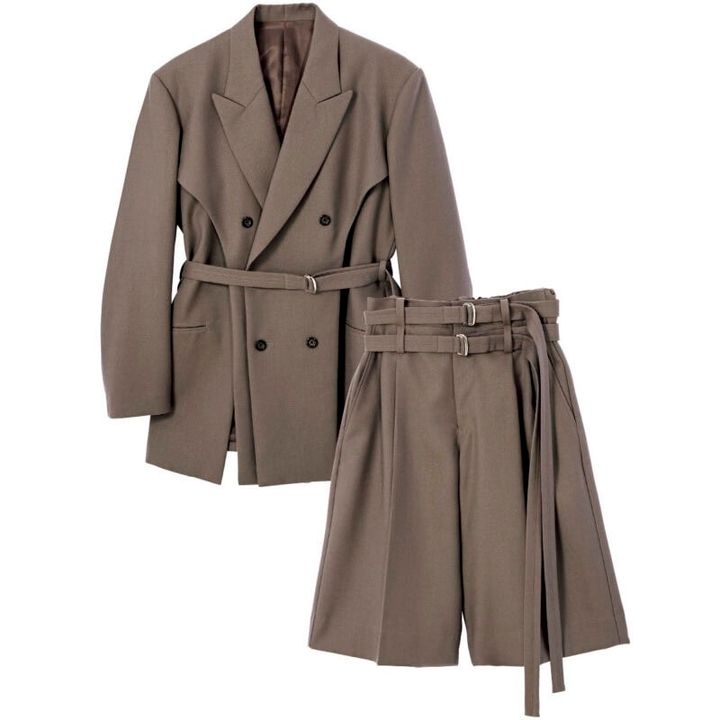 ジャケット￥107,800、バミューダパンツ￥64,900（ともにウジョー／エム）