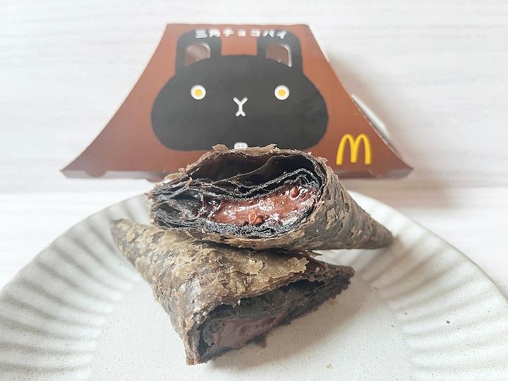 新作「三角チョコパイ いちごミルク味」＆定番人気の「三角チョコパイ 黒」