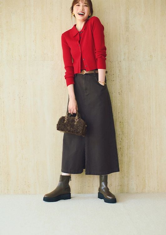 存在感のある赤ニットでブラウンデニスカをプレイフルに