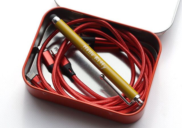 宝島社雑誌付録大人のおしゃれ手帖11月号のハローキティの豪華デジタルグッズ4点セット11