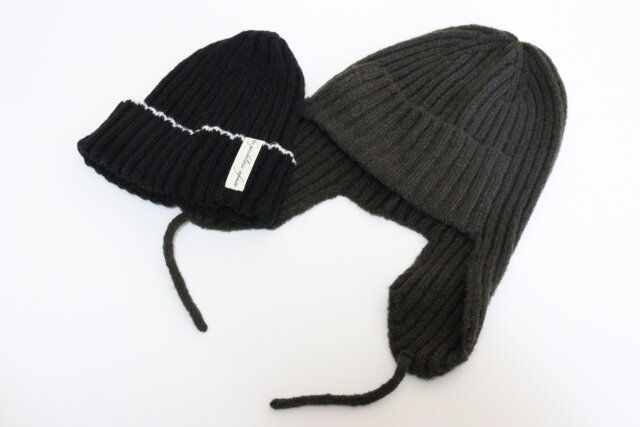 ワッペン付ラインニット帽 耳当て付ソフトニット帽 デザイン