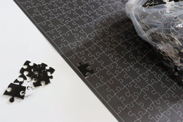 ダイソーの脳トレになる黒いパズル（1000ピース）