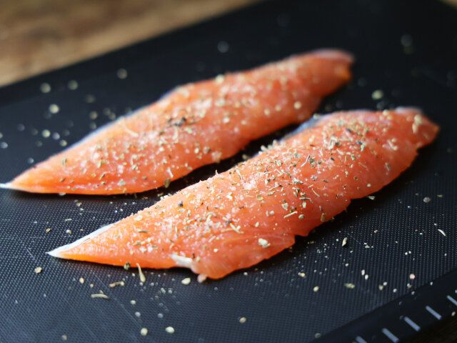 秋鮭は、塩と乾燥ハーブを両面に振りかけ、そのまま10分ほど置く。