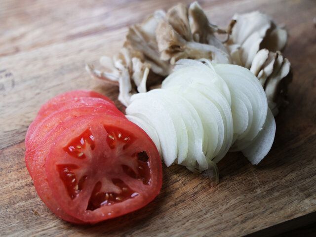 トマトは輪切りまたは薄切りに、玉ねぎは薄切りにし、きのこは食べやすい大きさに裂くか切る。