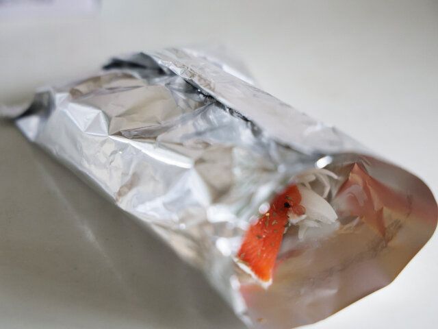 アルミホイルの奥と手前の端を中央で合わせ、1.5cmほどの幅で2～3回折り込む。