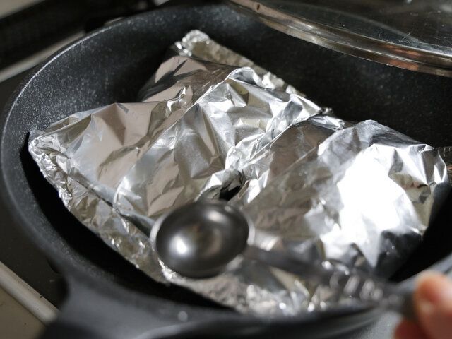 フライパンに入れたら、大さじ2（分量外）ほどの水を入れフタをして火を点ける。