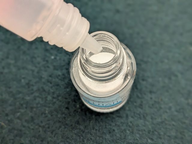 インジェスク GS 10000 デュオ ドリップ セラムを混ぜている写真