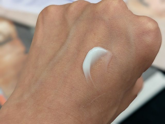 インジェスク PH 30000 ＋LH ピールケア セラムのテクスチャの写真