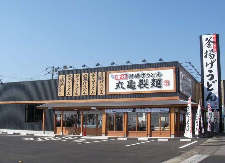 讃岐うどんチェーン「丸亀製麺」は、うどん生まれのドーナツ「丸亀うどーなつ」の新味「まろん味」を7日から発売し、SNS上では早くも話題となっています。