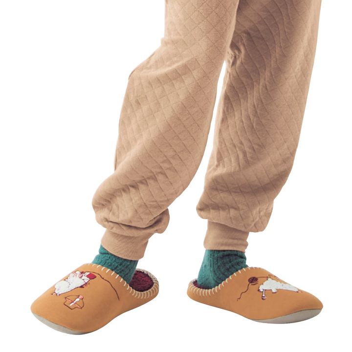 低反発ウレタン入り内側ボアのあったか快適スリッパ 「ムーミン」 ムーミン＆ムーミンママ 着用イメージ 足元