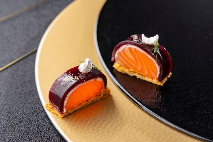 「サーモンと赤ワインのショーフロワ フェンネルのムース」