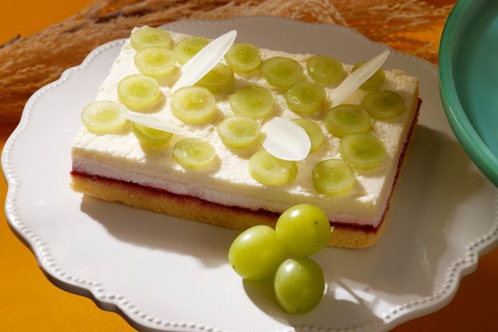 シャインマスカットのレアチーズケーキ