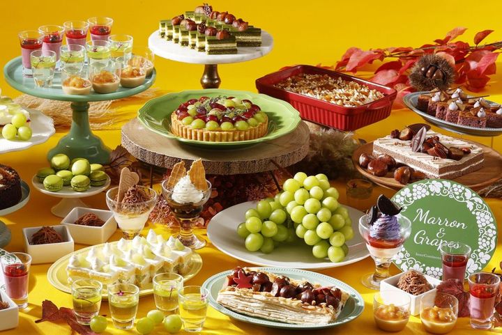 みずみずしく輝くシャインマスカットと芳醇なマロンを主役に、秋の味覚をアレンジしたスイーツの数々