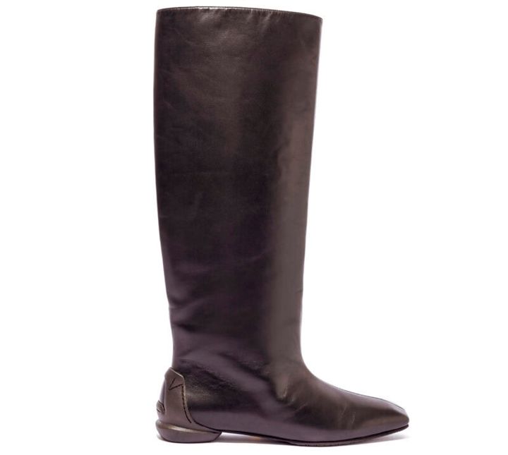 ゆったりした筒周りでパンツインも楽々。トレンド感満点でありながら、スニーカーのように快適に歩ける設計。[H2]￥69,300（シーセイ／アイネックス）