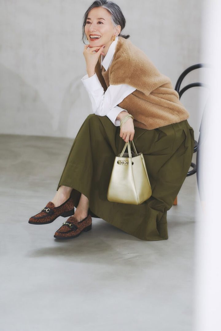 靴¥23,980／タラントン by ダイアナ（ダイアナ 銀座本店）、ベスト¥7,990／プラステ、シャツ¥53,900／エブール（リトルリーグ インク）、スカート¥24,200／ル シェルド ハリス（金万）、イヤリング¥6,600／アビステ、バッグ¥55.000／ヒロフ（ワールドプレスインフォメーション）