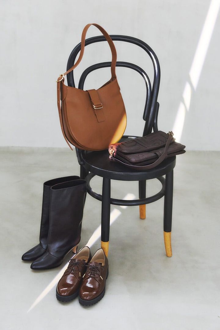右上から時計まわりに：バッグ［H18×W27×D2㎝］¥168,300／ジャマン・ピュエッシュ（アッシュ・ペー・フランス）、靴¥21,890／タラントン by ダイアナ（ダイアナ 銀座本店）、ブーツ［ヒール高6㎝］¥94,600／ネブローニ、バッグ［H24×W29×D10㎝］¥48,400／レキップ