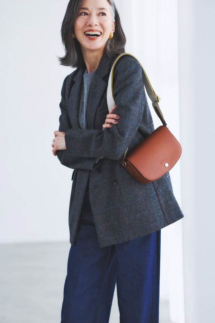 バッグ¥79,200／ロンシャン（ロンシャン・ジャパン）、ジャケット¥71,500／マカフィー（トゥモローランド）、ニット¥33,000／レキップ、デニム¥27,500アッパーハイツ（ゲストリスト）、イヤリング¥18,150／ケネス・ジェイ・レーン（ズットホリック）