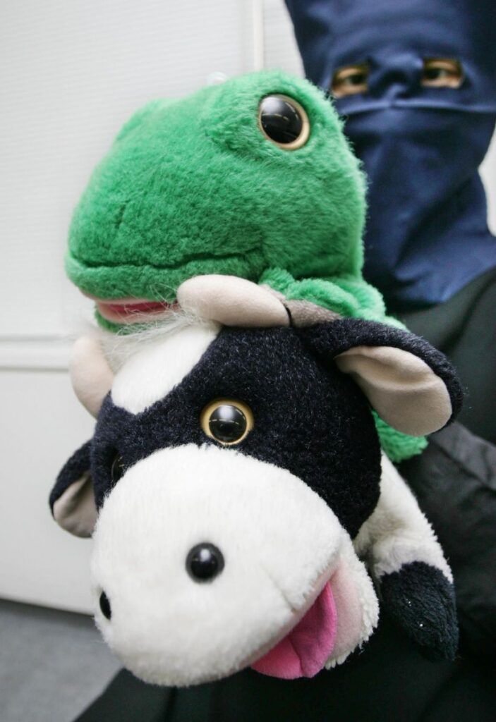 「うしくん」「カエルくん」の動物2匹からなるお笑いコンビ「パペットマペット」さんは8日、自身のXを更新。「そばを切るうしくん」と記すとともに1枚の画像を投稿しました。