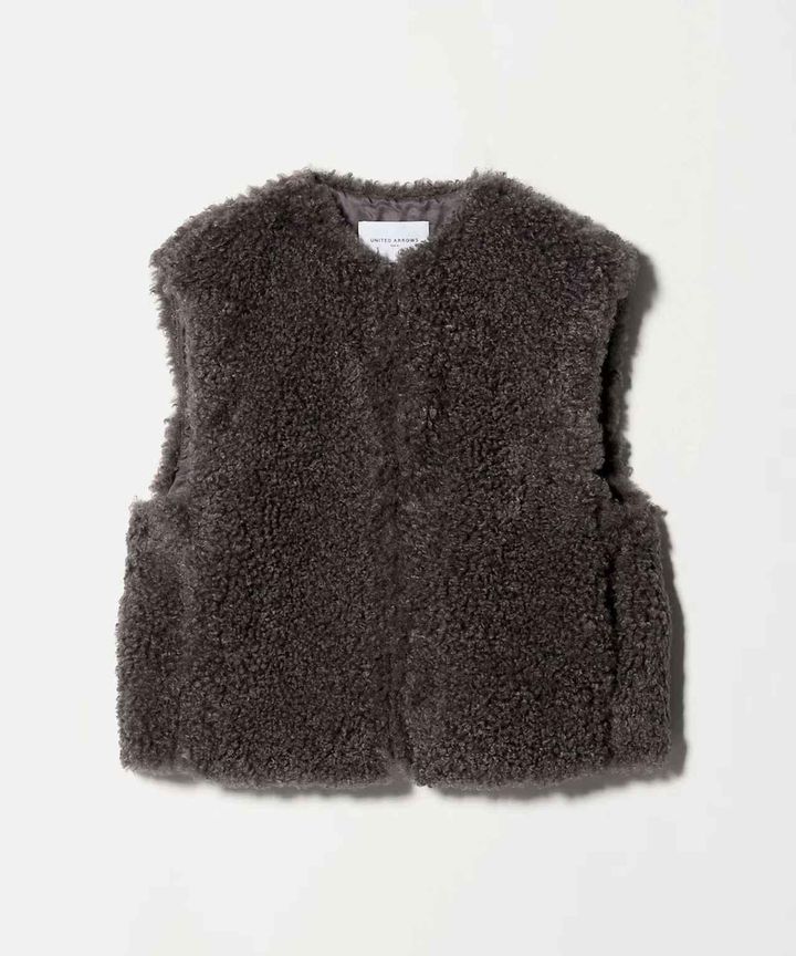 画像: ファーライク ボア ベスト￥27,940（UNITED ARROWS） store.united-arrows.co.jp