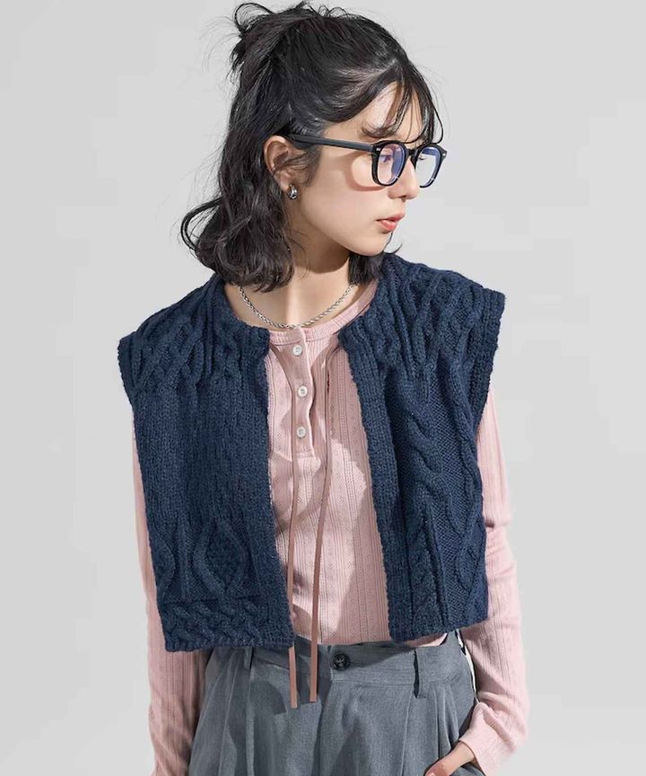 画像: リメイク風 リボン ケーブルショートベスト￥5,995（FREAK’S STORE） www.daytona-park.com
