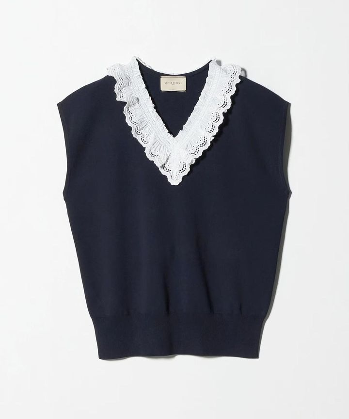 画像: スカラップ レース フリル ベスト―ウォッシャブル―￥23,980（UNITED ARROWS） store.united-arrows.co.jp