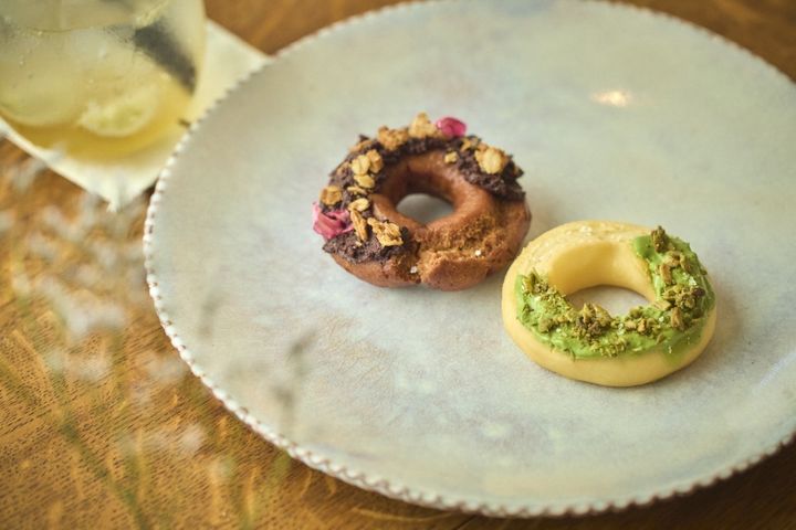 古代小麦のオールドファッション「有機チョコレート」、米粉のオールドファッション「アンセストラルのお塩と有機抹茶のチョコレート」