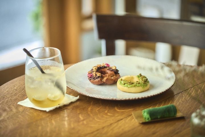 左から「RONMADORソーダ」800円、古代小麦のオールドファッション「有機チョコレート」800円、米粉のオールドファッション「アンセストラルのお塩と有機抹茶のチョコレート」900円