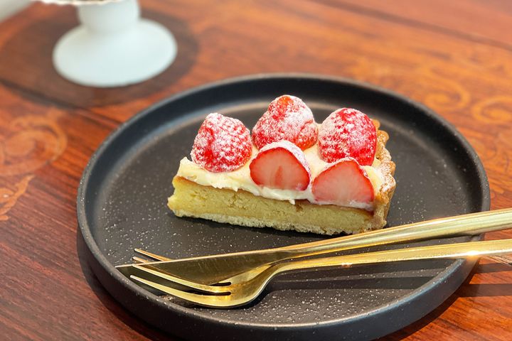 「国産イチゴとホワイトチョコのタルト」1078円（テイクアウトの場合は1058円）