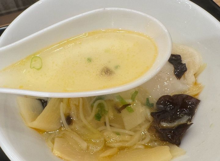 鶏ガラベースにショウガの風味を効かせた、ピリっとした辛さを感じる奥行きのある味わい