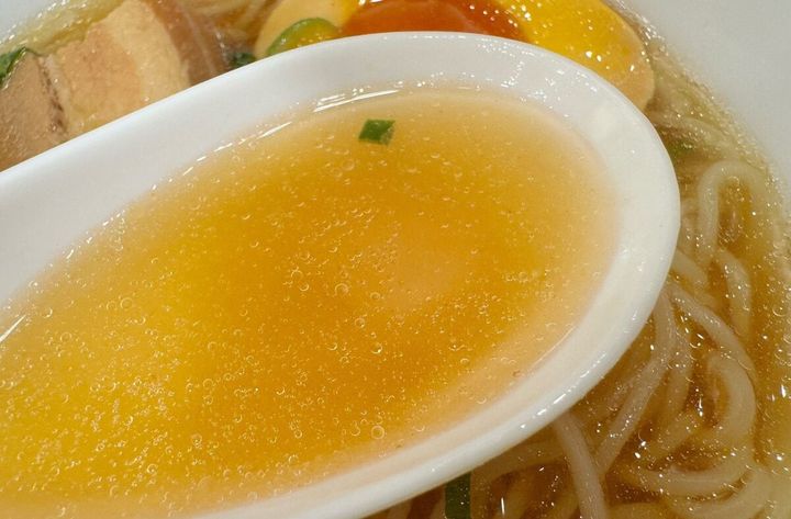 スープは醤油ベースにほんのり八角の風味を感じる、すっきりとした味わい。