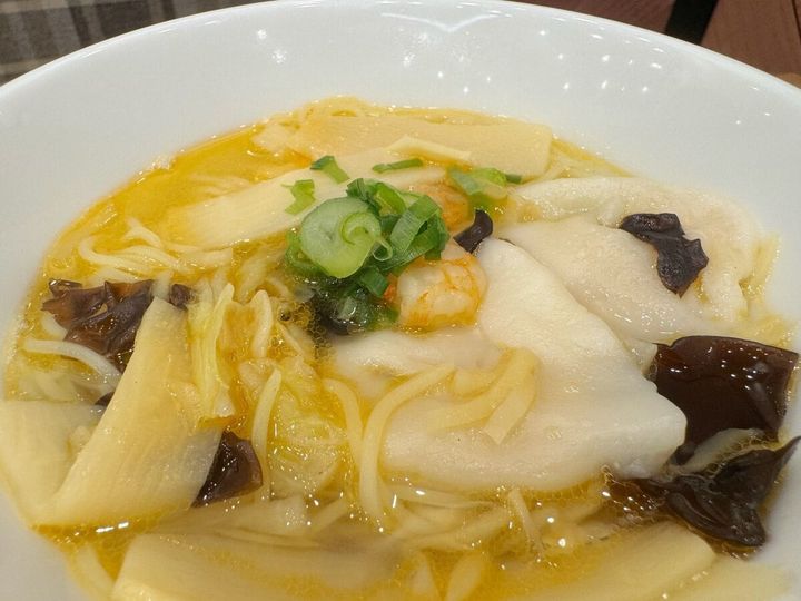 まず目を引くのは、きくらげ、キャベツ、タケノコ、海老、枝豆と彩り鮮やかな具材の多さ！