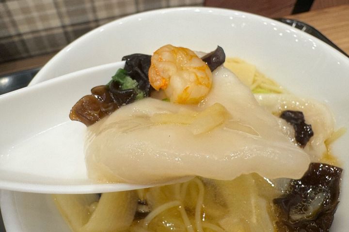 厚みのある皮がもちもちでつるんとした食感の水餃子